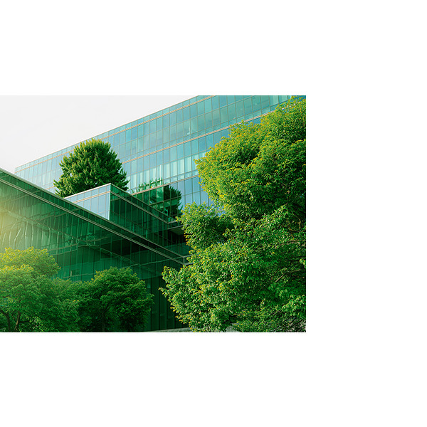 Moderne miljøvennlig glassbygning omgitt av frodige grønne trær, med bærekraftige oppvarmingsløsninger og energieffektivt design for en grønnere fremtid.